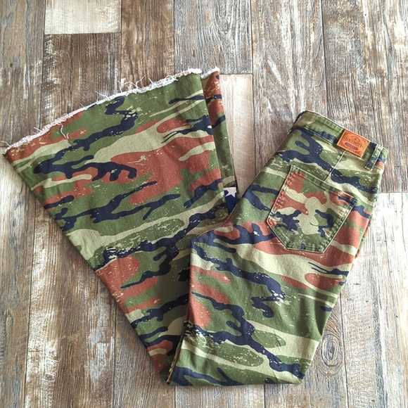 RANCH DRESS'N Fallon Taylor "Land of the Free" camo & flag super flare jeans 14 - Picture 6 of 14